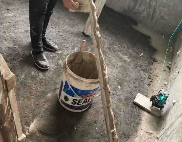 抹灰石膏施工痛点：如何解决减水剂带来的粘边与气泡问题？