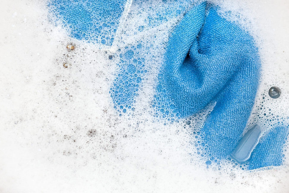 为什么我的洗衣液变黄了？分析金属离子干扰与螯合剂缺失的关系